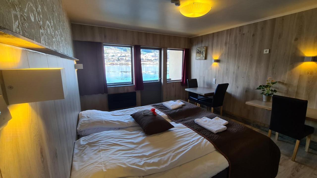 Strand Fjordhotel Ульвик Экстерьер фото